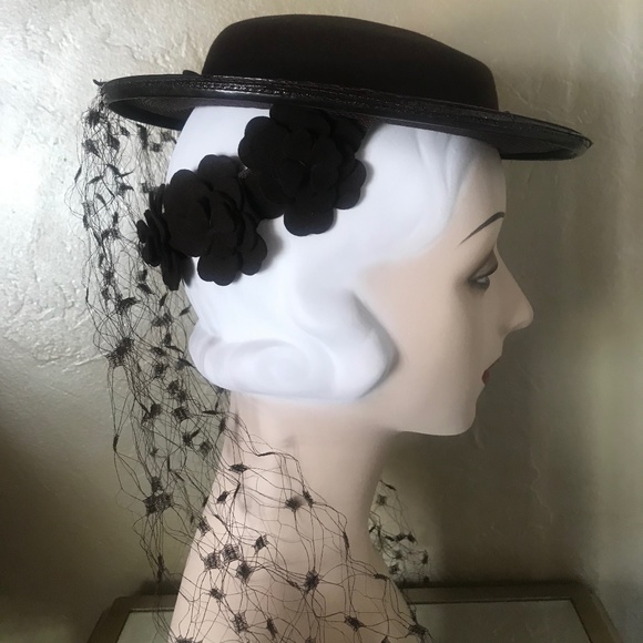 UNIQUE 1930\'s BROWN FELT/STRAW TILT HAT - FELT FLOWERS OVER BAND + LONG VEIL main image 9